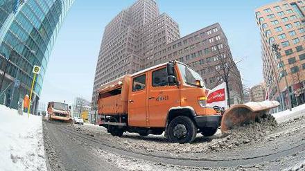 Voller Einsatz. BSR-Räumfahrzeug am Potsdamer Platz. 