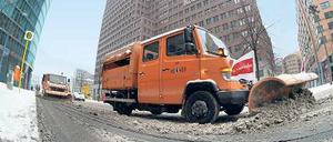 Voller Einsatz. BSR-Räumfahrzeug am Potsdamer Platz. 
