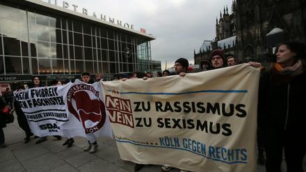 Vor dem Hauptbahnhof in Köln demonstrieren Menschen gegen Rassismus und Sexismus.