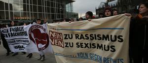 Vor dem Hauptbahnhof in Köln demonstrieren Menschen gegen Rassismus und Sexismus.
