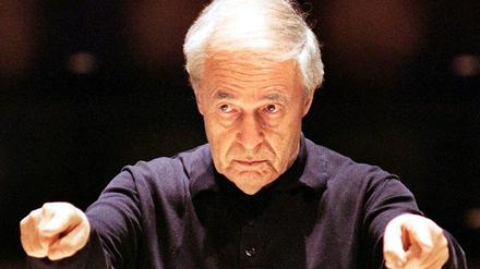 Pierre Boulez beim Dirigieren des London Symphony Orchestra. 