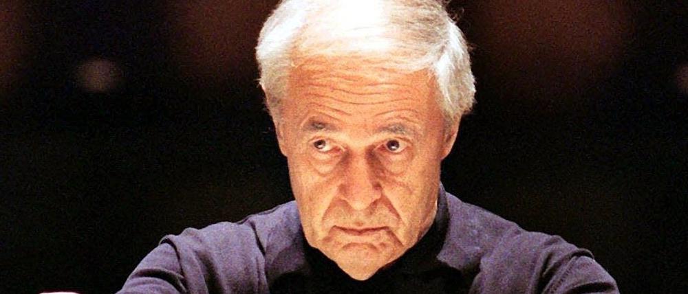 Pierre Boulez beim Dirigieren des London Symphony Orchestra.