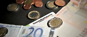 Wer zahlt wieviel? Die SPD will, dass die Arbeitgeber wieder für die Hälfte des Kassenbeitrags aufkommen. 
