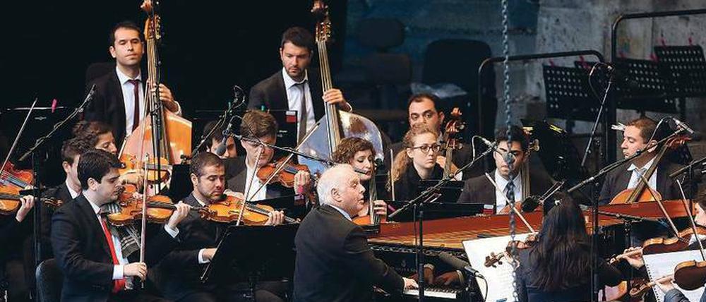 Das Beispiel Daniel Barenboim. Im West-Eastern Divan Orchestra, das der Dirigent gegründet hat, spielen junge arabische und israelische Musiker miteinander. In Berlin-Mitte entsteht dafür auch der Konzertsaal der Barenboim-Said-Akademie. 
