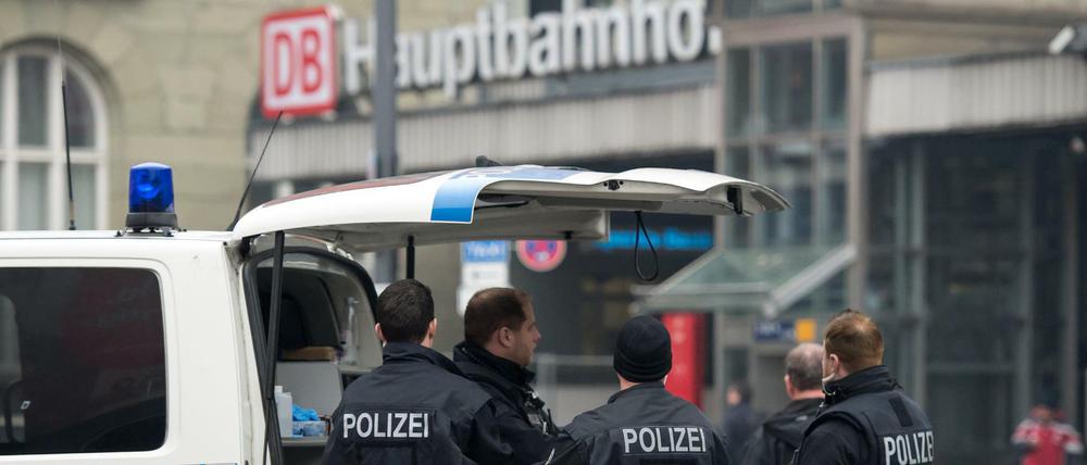 Polizisten stehen am 01.01.2016 in München (Bayern) vor dem Hauptbahnhof. Nach den akuten Terrorwarnungen der Silvesternacht in München war die Gefahr nach Angaben der Polizei noch nicht komplett gebannt.