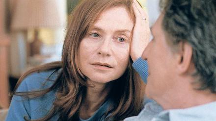 Fragmente einer Ehe. Gene (Gabriel Byrne) und seine Frau, die Kriegsreporterin Isabelle Reed (Isabelle Huppert). Sie kam bei einem Autounfall ums Leben. 