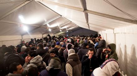 Flüchtlinge warten bei frostigen Temperaturen auf einen Termin im Lageso. In anderen Städten läuft das weniger chaotisch. 