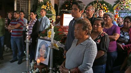 Angehörige und Freunde auf der Beerdigung der ermordeten Bürgermeisterin Temixco Gisela Mota am 3. Januar 2016. 