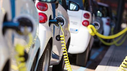 In der Nische. Ende 2015 fahren rund 50.000 batteriebetriebene und extern-aufladbare Autos auf deutschen Straßen.