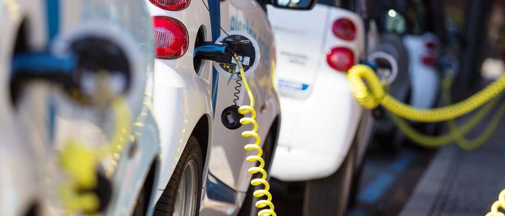 In der Nische. Ende 2015 fahren rund 50.000 batteriebetriebene und extern-aufladbare Autos auf deutschen Straßen.