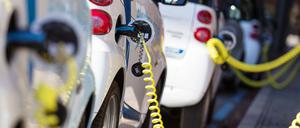 In der Nische. Ende 2015 fahren rund 50.000 batteriebetriebene und extern-aufladbare Autos auf deutschen Straßen.