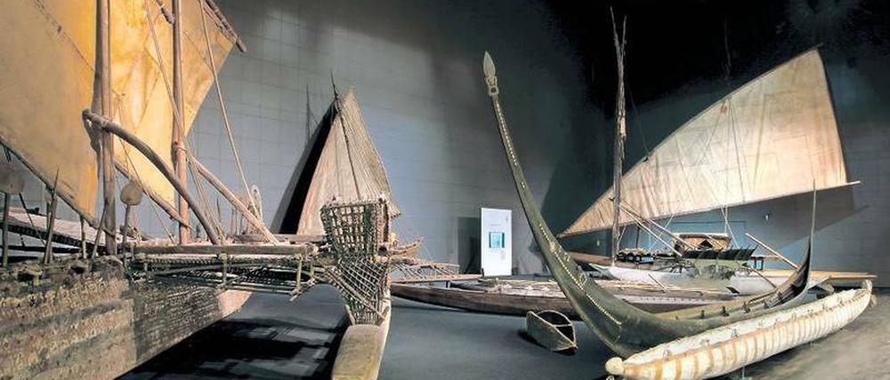 Vor der großen Seite. Die Boote aus der Südsee vor Anker im Ethnologischen Museum in Dahlem. Jetzt wird der Südsee-Bereich für den Umzug geschlossen.