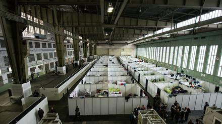 Mehrere ehemalige Flugzeug-Hangars dienen als Notunterkunft für derzeit mehr als 2000 Flüchtlinge. Gut ein Drittel davon sind Kinder.