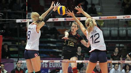 Gut geschlagen, aber was hilft es? Heike Beer (Mitte) beim Spiel gegen Kroatien.