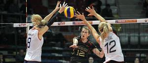 Gut geschlagen, aber was hilft es? Heike Beer (Mitte) beim Spiel gegen Kroatien.
