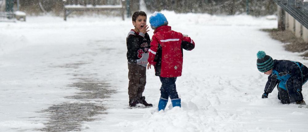 Wie schmeckt eigentlich Schnee? Flüchtlingskinder im bayerischen Deggendorf.