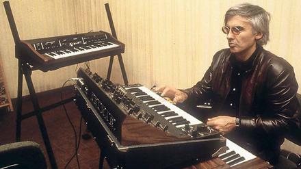 Melancholiker aus Montreal, in Gesprächen auch zu umwerfendem Witz aufgelegt: Paul Bley (10.11.1932 bis 3.1.2016), hier mit schwerem elektronischen Gerät in Rom (um 1980).