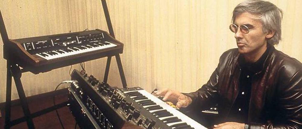 Melancholiker aus Montreal, in Gesprächen auch zu umwerfendem Witz aufgelegt: Paul Bley (10.11.1932 bis 3.1.2016), hier mit schwerem elektronischen Gerät in Rom (um 1980).