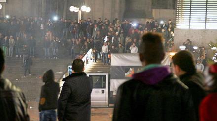 Zahlreiche Menschen sind am 31.12.2015 in Köln (Nordrhein-Westfalen) auf dem Vorplatz des Hauptbahnhofs zu sehen. In der Silvesternacht waren am Kölner Hauptbahnhof Frauen sexuell belästigt und augeraubt worden. 