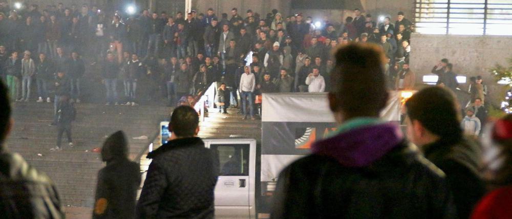 Zahlreiche Menschen sind am 31.12.2015 in Köln (Nordrhein-Westfalen) auf dem Vorplatz des Hauptbahnhofs zu sehen. In der Silvesternacht waren am Kölner Hauptbahnhof Frauen sexuell belästigt und augeraubt worden.