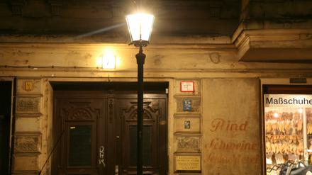 Ob in Spandau oder wie hier in der Fidicinstraße in Kreuzberg: die alten Gaslaternen haben noch immer viele Freunde. Doch ihre Tage sind gezählt.