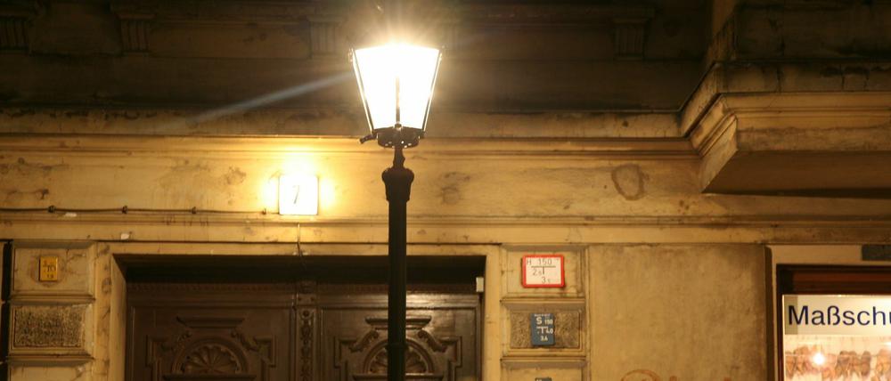 Ob in Spandau oder wie hier in der Fidicinstraße in Kreuzberg: die alten Gaslaternen haben noch immer viele Freunde. Doch ihre Tage sind gezählt.