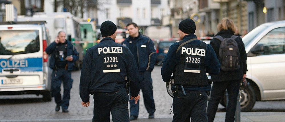 Polizisten sichern in Berlin im Bezirk Wedding am 26.12.2015 den Tatort. 