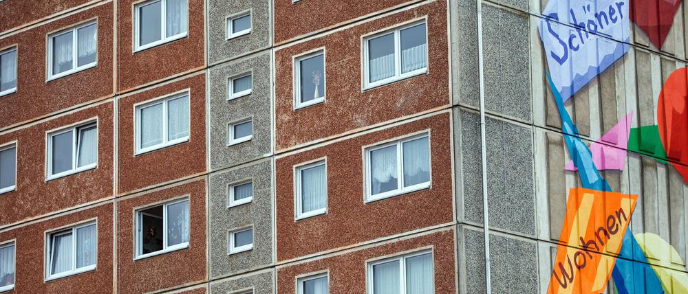 Schriftzug "Schöner wohnen" an einem Plattenbau-Wohnblock im Neubaugebiet von Schwerin (Mecklenburg-Vorpommern).