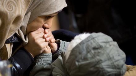 Eiseskälte: Hunderte Flüchtlinge warteten am Montag in einem Wärmezelt vor dem Landesamt für Gesundheit und Soziales (Lageso). Aber nicht alle fanden dort Platz.