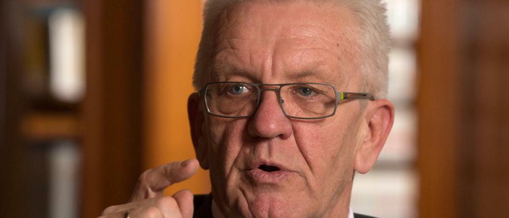 Der baden-württembergische Ministerpräsident Winfried Kretschmann (Bündnis 90/ Die Grünen) aufgenommen am 21.12.2015 in der Bibliothek des Staatsministeriums in Stuttgart (Baden-Württemberg). 