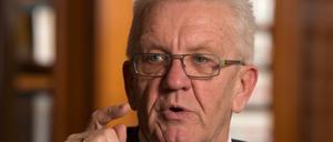 Der baden-württembergische Ministerpräsident Winfried Kretschmann (Bündnis 90/ Die Grünen) aufgenommen am 21.12.2015 in der Bibliothek des Staatsministeriums in Stuttgart (Baden-Württemberg). 