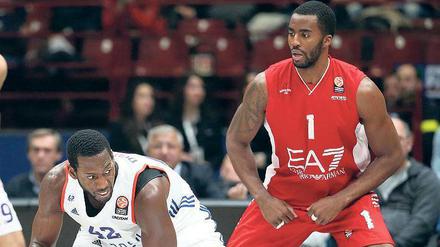 Wandler zwischen den Welten. Jamel McLean (r.) stieg mit Mailand aus der Euroleague ab – das Team gilt nun in Alba Berlins Eurocup-Zwischenrunde als Favorit.