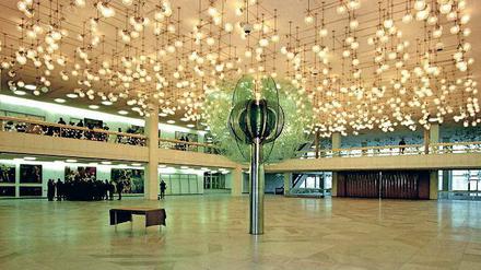 Im Osten ging die Sonne auf. So sah die Eingangshalle des Palastes der Republik mit dem über fünf Meter hohen Kunstwerk „Gläserne Blume“ aus. 