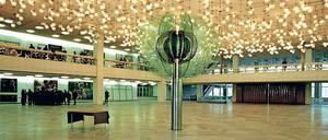Im Osten ging die Sonne auf. So sah die Eingangshalle des Palastes der Republik mit dem über fünf Meter hohen Kunstwerk „Gläserne Blume“ aus. 