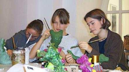 Spandauer Schülerinnen bei der Arbeit auf der Kunstbastion.