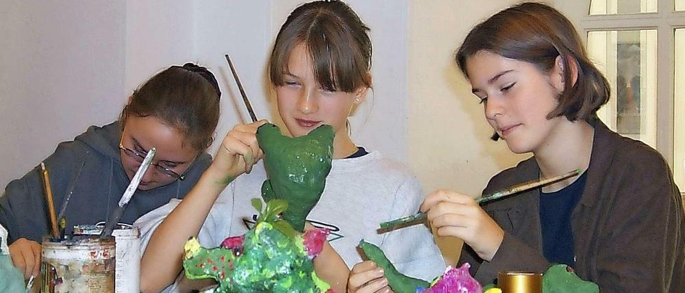 Spandauer Schülerinnen bei der Arbeit auf der Kunstbastion.
