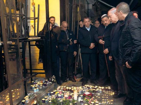 Benjamin Netanjahu, Israels nationalkonservativer Ministerpräsident, vor einer Woche am Tatort des Maschinenpistolen-Attentats in Tel Aviv (zweiter von rechts).