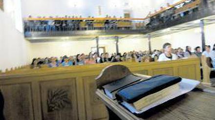 Volles Haus. Dass mehrere Hundert Gläubige zum Gottesdienst kommen, ist in Transkarpatien nichts besonderes. In Deutschland schon.