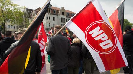 Die Teilnehmer einer Kundgebung der rechtsextremen NPD.