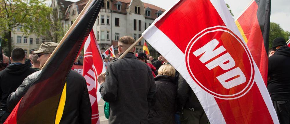 Die Teilnehmer einer Kundgebung der rechtsextremen NPD.
