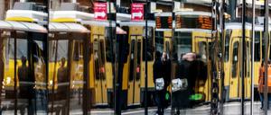 Viele Tickets im Nahverkehr werden zum Jahreswechsel teurer.