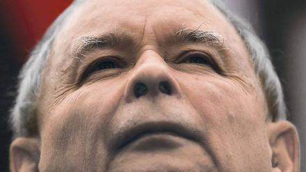 Starker Mann im Hintergrund. Jaroslaw Kaczynski, Vorsitzender der Partei Recht und Gerechtigkeit (PiS), verteidigt die Maßnahmen der Regierenden. 