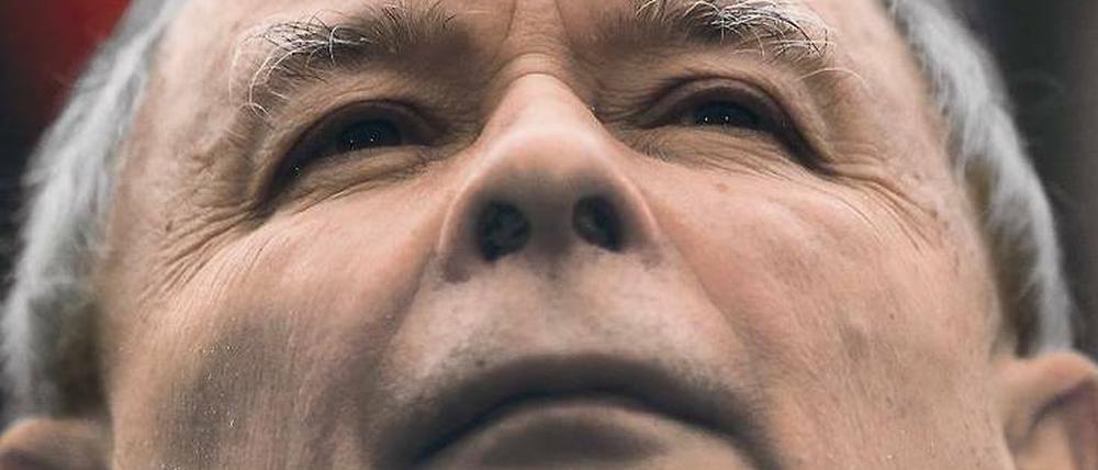 Starker Mann im Hintergrund. Jaroslaw Kaczynski, Vorsitzender der Partei Recht und Gerechtigkeit (PiS), verteidigt die Maßnahmen der Regierenden.
