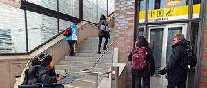 BVG Bahnhof Mendelssohn Bartholdy Platz. Der Fahrstuhl zum Bahnsteig Richtung Westen funktioniert vermutlich wegen den niedrigen Temperaturen nicht.