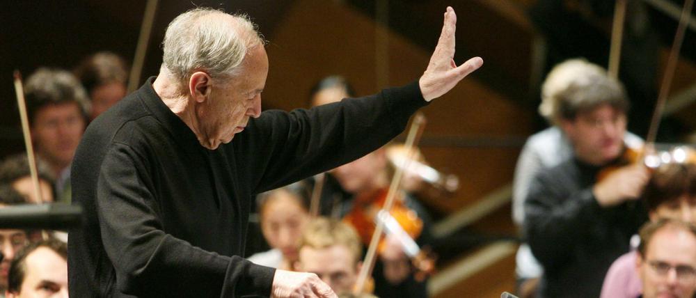 Pierre Boulez, dirigiert in Donaueschingen das Eröffnungskonzert der Donaueschinger Musiktage, im Oktober 2008.