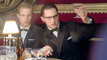 Zentrale des Bösen. Ronnie Kray (Tom Hardy) in seinem Nachtklub. 