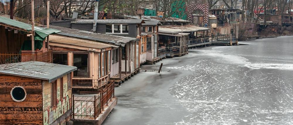 Die Holzhäuser am Landwehrkanal in Berlin sind am 05.01.2016 fast von einer Eisschicht umgeben.