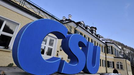 Die CSU will Facebook und Twitter zwingen, Hassbotschaften schon vor der Veröffentlichung zu löschen.