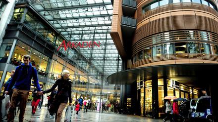 Wir shoppen in Läden, andere kaufen gleich das gesamte Areal.