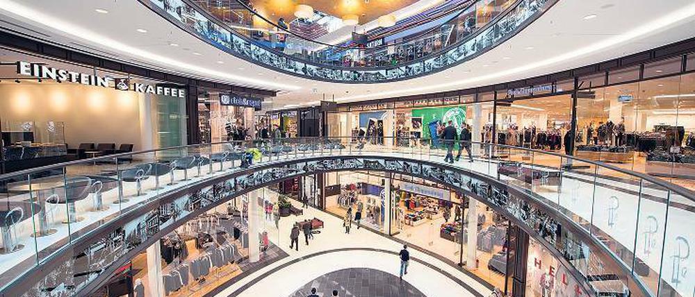 Die Deutschen trugen ihren Verdienst 2015 lieber in Shopping-Center statt zum Bankschalter. 